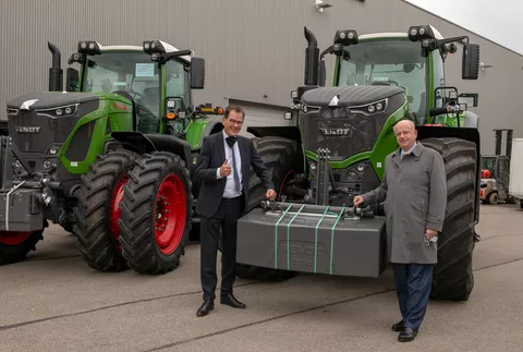 Dr. Gerd Müller und Martin Richenhagen stehen vor zwei Fendt Traktoren