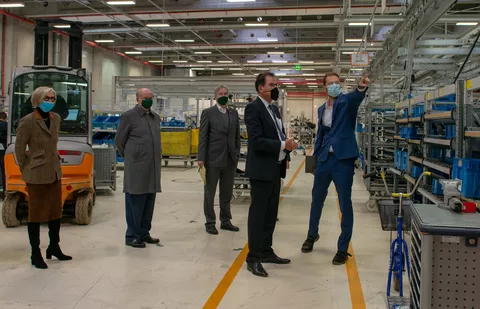 Brigitte Richenhagen, Martin Richenhagen (Chairman, President und CEO AGCO), Ekkehart Gläser (Geschäftsführer Produktion), Dr. Gerd Müller besuchen mit Peter Bebersdorf (Leiter Fendt Traktorwerk) das Fendt Traktorwerk