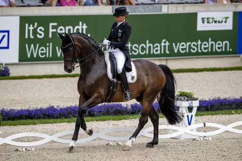 Deutsche Dressurreiterin Dorothee Schneider mit ihrem Pferd Showtime bei einem Turnier