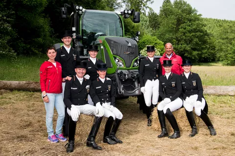 Deustche Dressur Nationalmannschaft vor Fendt 718 Vario