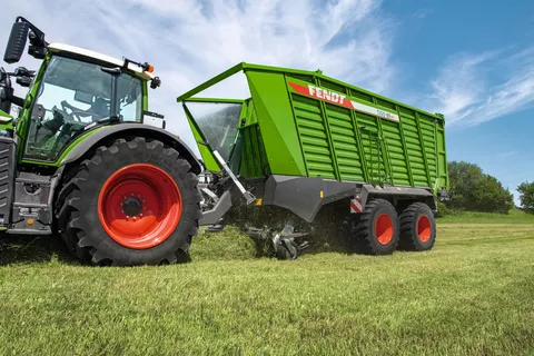 Fendt Traktor mit Tigo 65 VR Anbaugerät bei der Einfuhr des Ernteguts