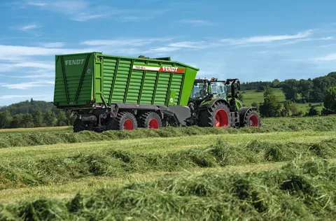 Fendt Traktor mit Tigo 65 VR Anbaugerät bei der Einfuhr des Ernteguts von hinten