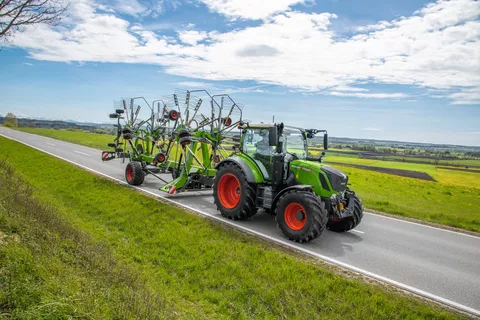 Fendt 314 Vario zieht Fendt Former 12545 PRO Kreiselschwader auf einer Straße