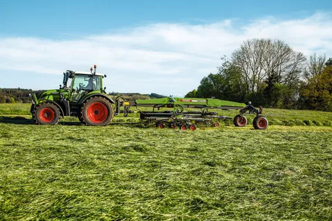 Fendt Former 7850 PRO Kreiselschwader im Einsatz auf einer Wiese