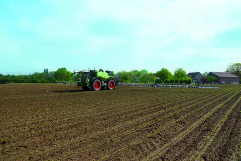 Fendt Rogator 665 auf einem Feld mit ausgefahrenem Gestänge