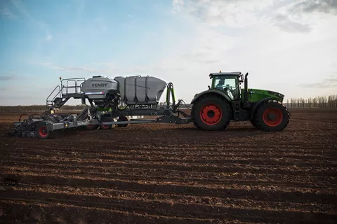 Fendt 1050 Vario zieht Fendt Momentum EInzelkornsämaschine auf Feld