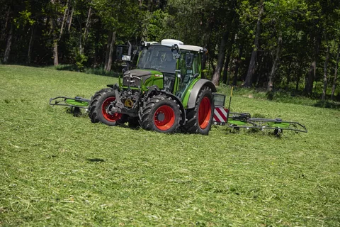 Fendt 211 Vario bei Grünlandarbeiten mit Fendt Schwader Anbaugerät