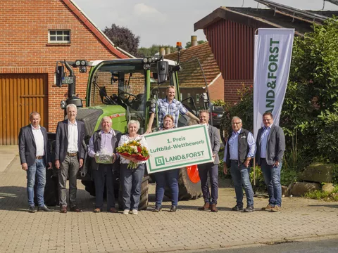 Gruppe posiert vor dem Fendt 314 Vario