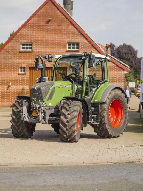 Fendt 314 Vario steht vor einem Backsteingebäude