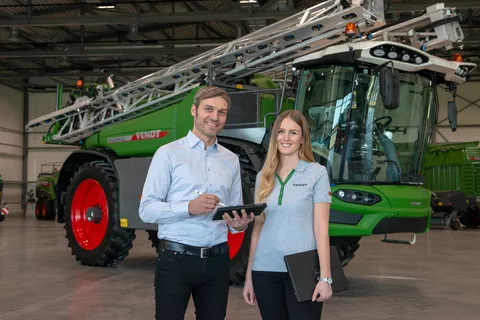 Fendt Mitarbeitende stehen vor dem Fendt Rogator