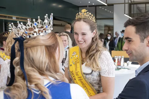 Glückliche Gesichter der Damen