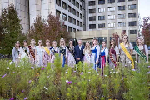 14 junge Damen mit Schärpen vor der BayWa Zentrale in München