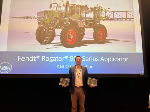 Conor Bergin (Brand Manager AGCO) nimmt die Auszeichnung für den Fendt Rogator 900 entgegen