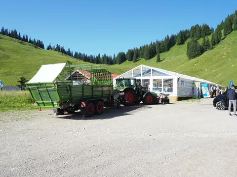 Fendt 209 Vario tractor with Fendt Tigo 40 ST positioner and Fendt Slicer 310 F front mower.