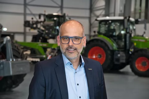 Christian Erkens (Director Fendt Sales für die Region EME) im Hintergrund Fendt Maschinen