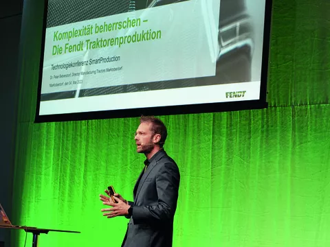 Dr. Peter Bebersdorf (Leiter Fendt Traktorenwerk) spricht auf der Bühne der SmartProduction 2023 zum Thema Komplexität beherrschen