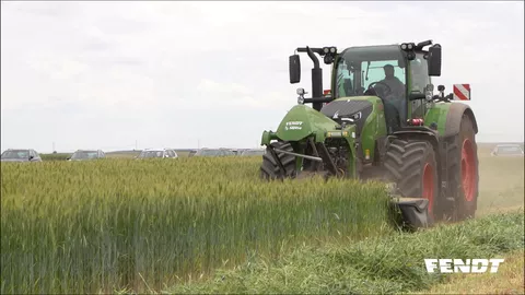 Fendt 700 Vario Gen7 Traktor mit Frontmähwerk Fendt Slicer 310 FQ RC im Einsatz