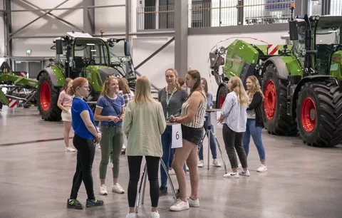 Eine Gruppe junger Frauen an Stehtischen im Fendt Produktforum