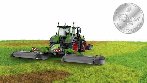 Ein Fendt Traktor mit einem angehängten Fendt Mähwerk, fährt über eine Wiese. In der rechten, oberen Ecke ist ein Bild des Agritechnica Innovation Award zu sehen.