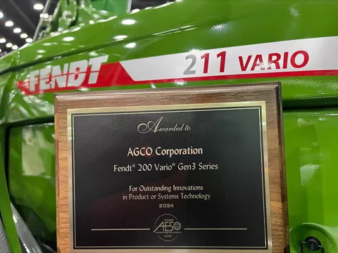 AE50 Award Auszeichnung als Plakette steht an der Haube des Fendt 211 Vario