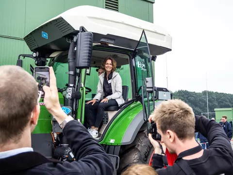 Die Teilnehmer konnten sich den Fendt Helios ganz genau anschauen