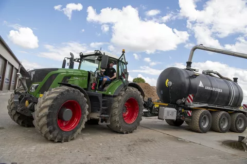 Güllezubringer mit Fendt Vario und Fendt Mitarbeiter