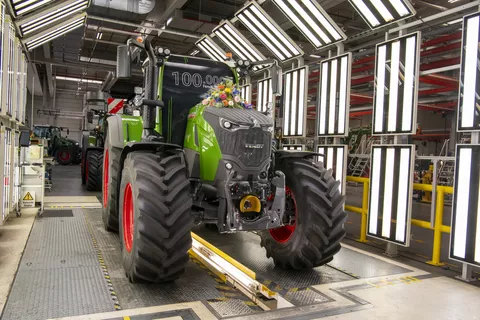 Mit Blumen geschmückter Fendt 728 Vario im Fendt Lichttunnel