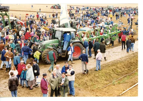 Fendt Favorit 700 Vario Gen1 auf dem Feld beim Feldtag in Wadenbrunn umringt von Menschentrauben