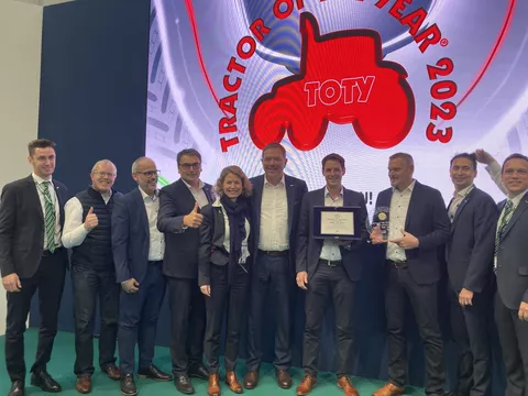 Fendt Management team auf der TotY 2023 Bühne mit dem Preis