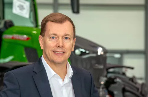 Mel McGlinchey (Senior Sales Manager Fendt Western Europe) vor einem Fendt