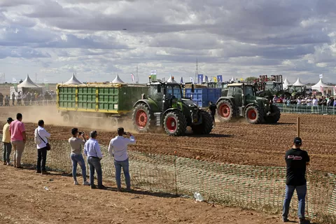 Ein Fendt 728 Vario und einer Fendt 930 Vario treten bei einem Rennen mit Anhängern gegeneinander an, im Vorder- und Hintergrund Zuschauer