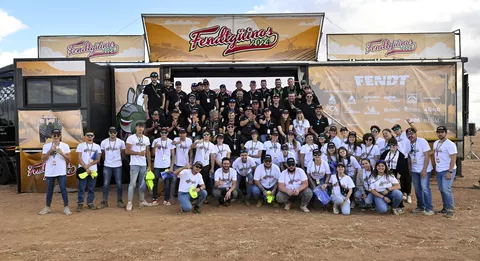 Das Fendt Team auf einer Bühne beim Fendtgüinos Feldtag in Spanien mit passenden T-Shirts