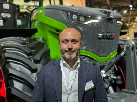 Aleksey Kopylov (Business Manager Fendt Eastern Europe) vor einem Fendt Traktor