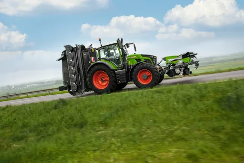 Fendt 600 Vario fährt mit Mähwerk eine Anhöhe hinauf