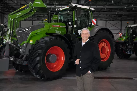 Eric Hansotia (Chairman, President und CEO von AGCO) vor einem Fendt1050 Vario