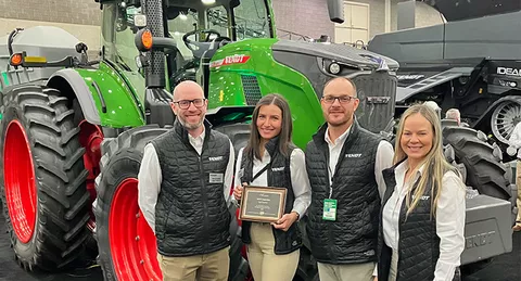 Benjamin Matthies (Director Marketing Fendt Nordamerika (NA)), Cornelia Riederer (Marketing Product Specialist Fendt NA), Brandom Montgomery (Strategic Marketing Manager Fendt NA) und Elisa Townsend (Senior Marketing Manager Fendt NA) mit dem AE50