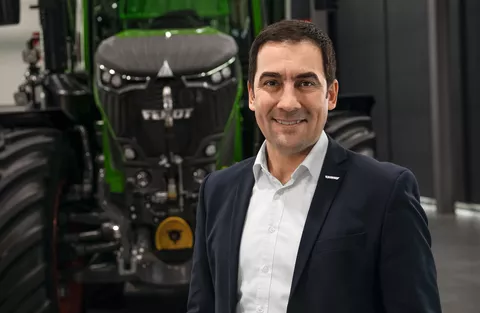 Dr. Josef Mayer (Vice President und Geschäftsführer Fendt Forschung und Entwicklung) vor einem Fendt Traktor