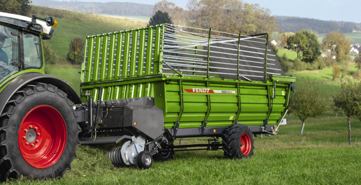 Fendt Tigo ST Ladewagen beim Gras aufladen