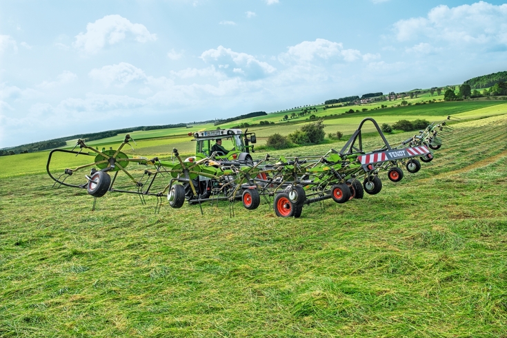 Fendt Twister Heuwender mit Transportfahrwerk in ausgehobener Position