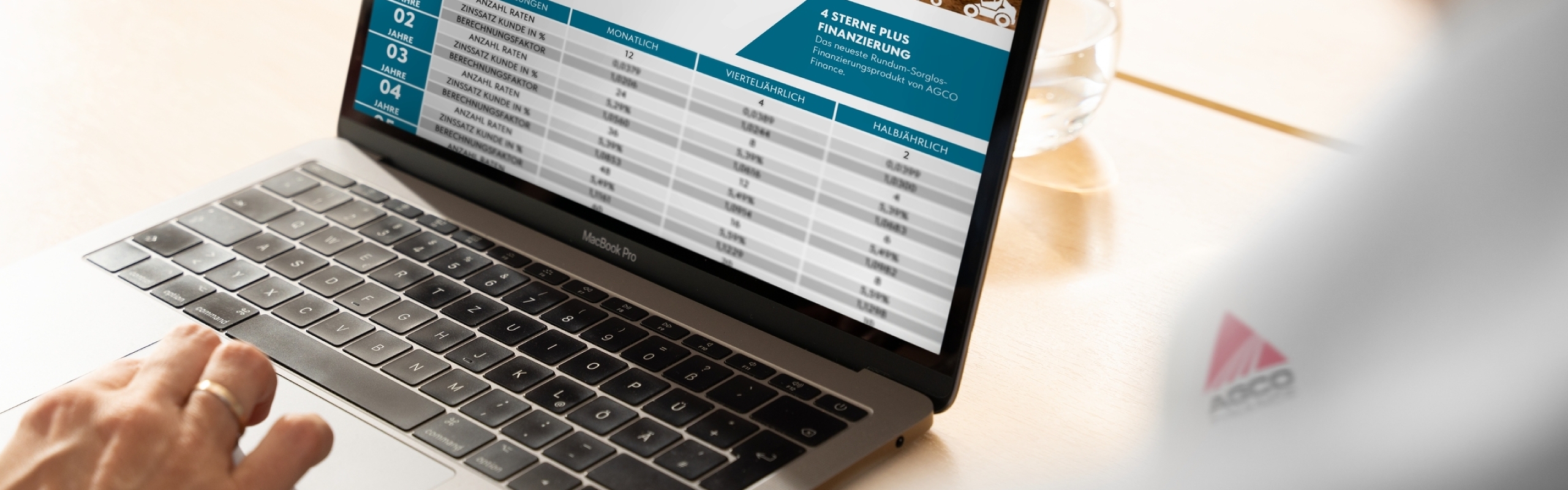 Laptop eines Fendt Händlers mit Finanzierungsmöglichkeiten über AGCO Finance