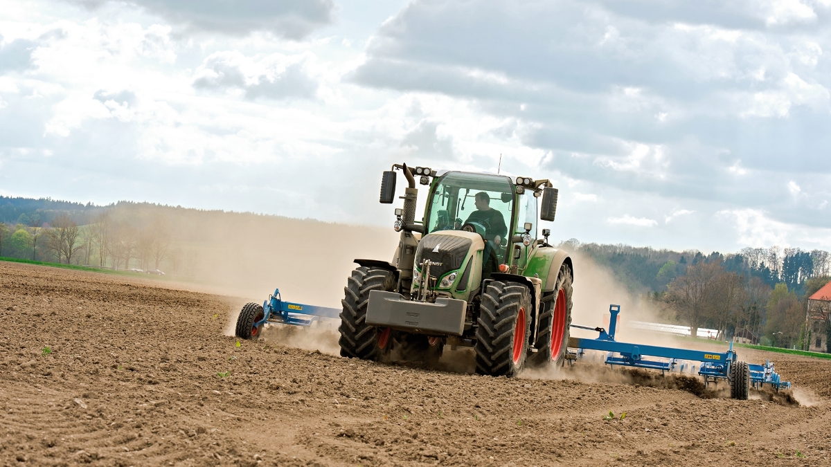 Ein Fendt 700 Vario Gen5 im Feldeinsatz zur Bodenbearbeitung im Jahr 20214