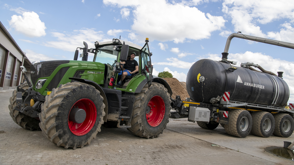 Güllezubringer mit Fendt Vario und Fendt Mitarbeiter