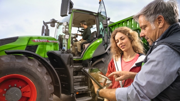 Ein Landwirtsehepaar beim Händler zur Beratung für Fendt Care Service