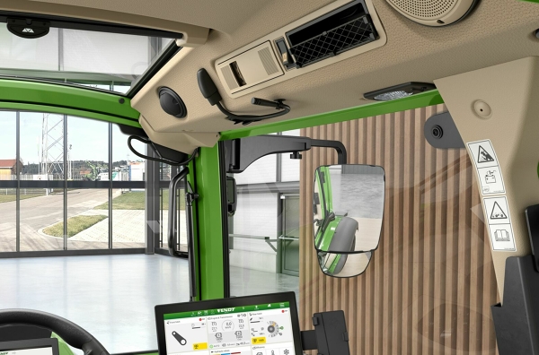 Ansicht einer Kabine mit Infotainment Paket und Freisprecheinrichtung im Fendt e100 Vario