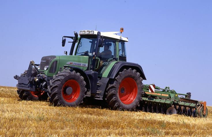 Fendt 716 Vario Gen2 auf dem Feld mit einem Anbaugerät von Amazone