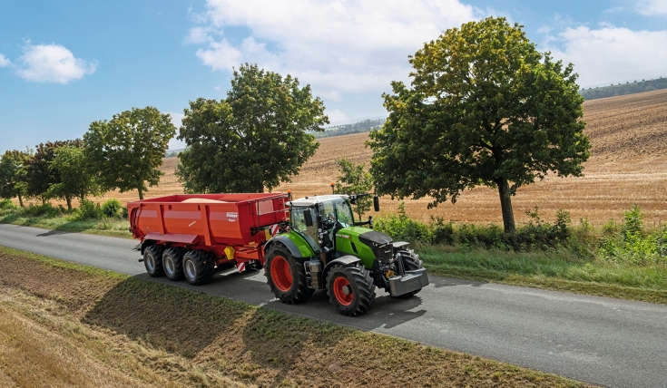 Fendt 728 Vario Gen7 im Straßentransport mit einem Krampe-Anhänger