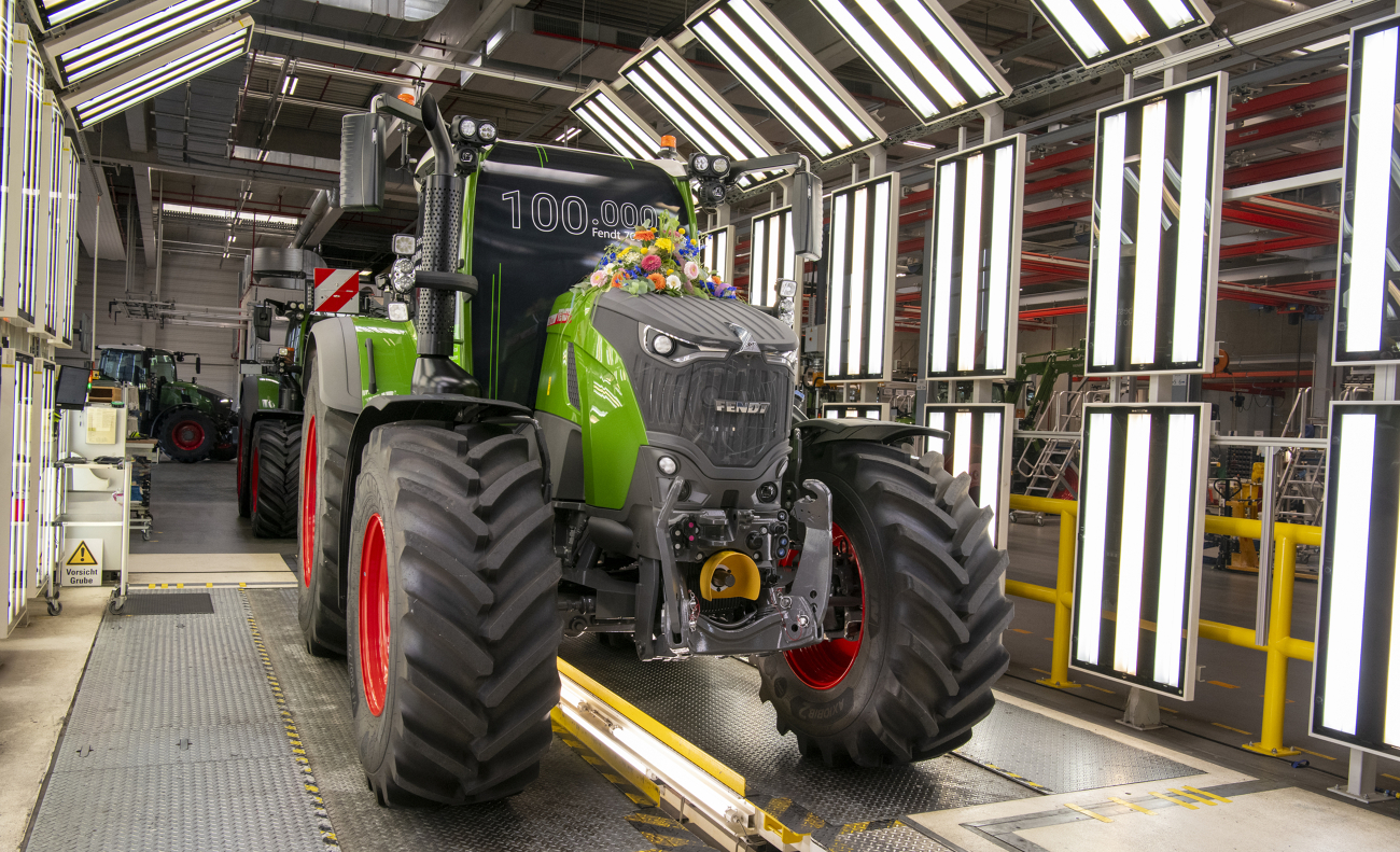 Mit Blumen geschmückter Fendt 728 Vario im Fendt Lichttunnel