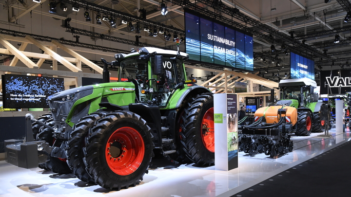 Ein HVO betriebener 900 Vario Fendt steht auf dem Messestand von Fendt auf der AGRITECHNICA 2023.