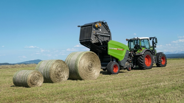 Eine Fendt Rotana Rundballenpresse hinter einem Fendt Traktor presst drei verschiedene Ballengrößen auf einem Feld