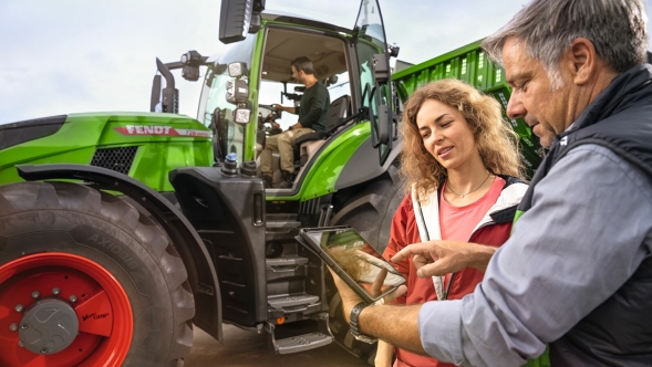 Ein Landwirtsehepaar beim Händler zur Beratung für Fendt Care Service